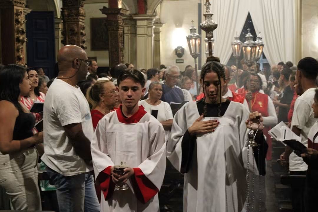 Coroinhas participam da celebração na Igreja Matriz